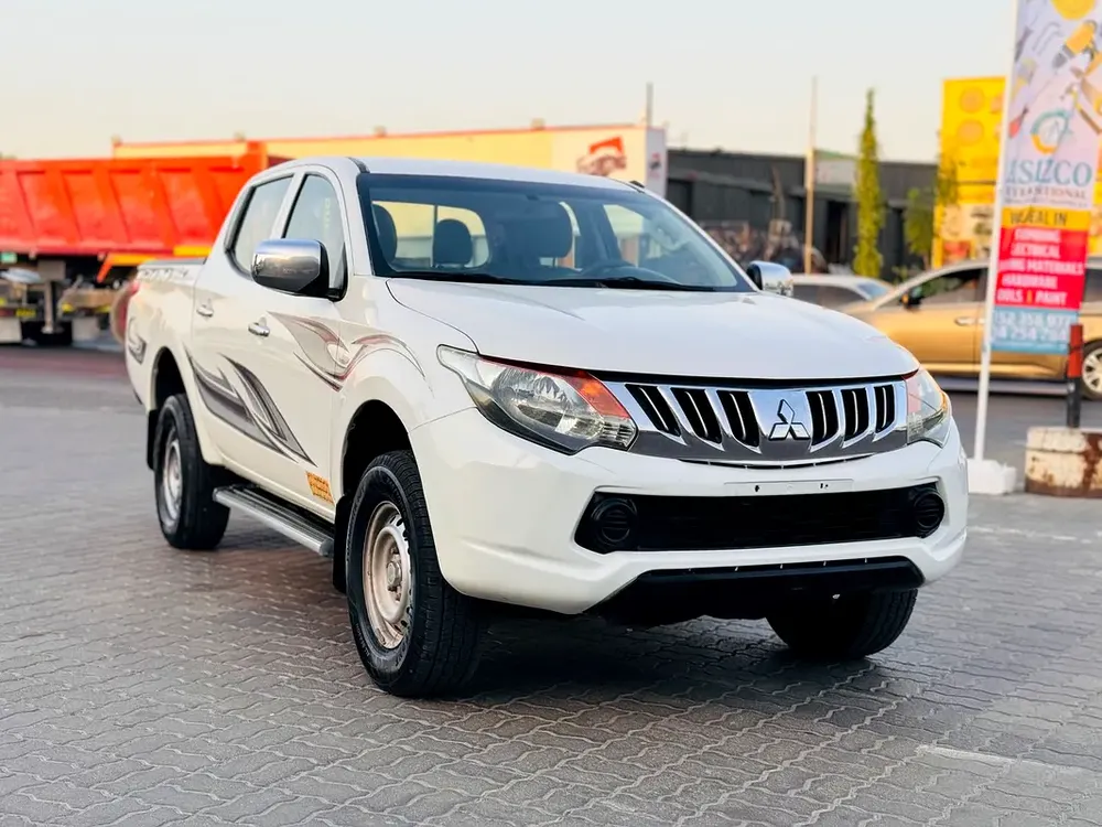 Mitsubishi L200 // 4 Wd drive //I HAVE 3 PES SAME  // Gcc space // Model 2016 // petrol - Image 5