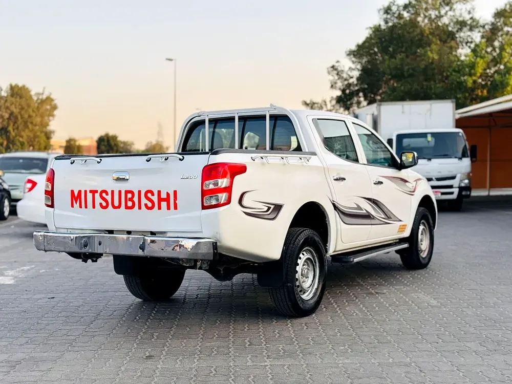 Mitsubishi L200 // 4 Wd drive //I HAVE 3 PES SAME  // Gcc space // Model 2016 // petrol - Image 9