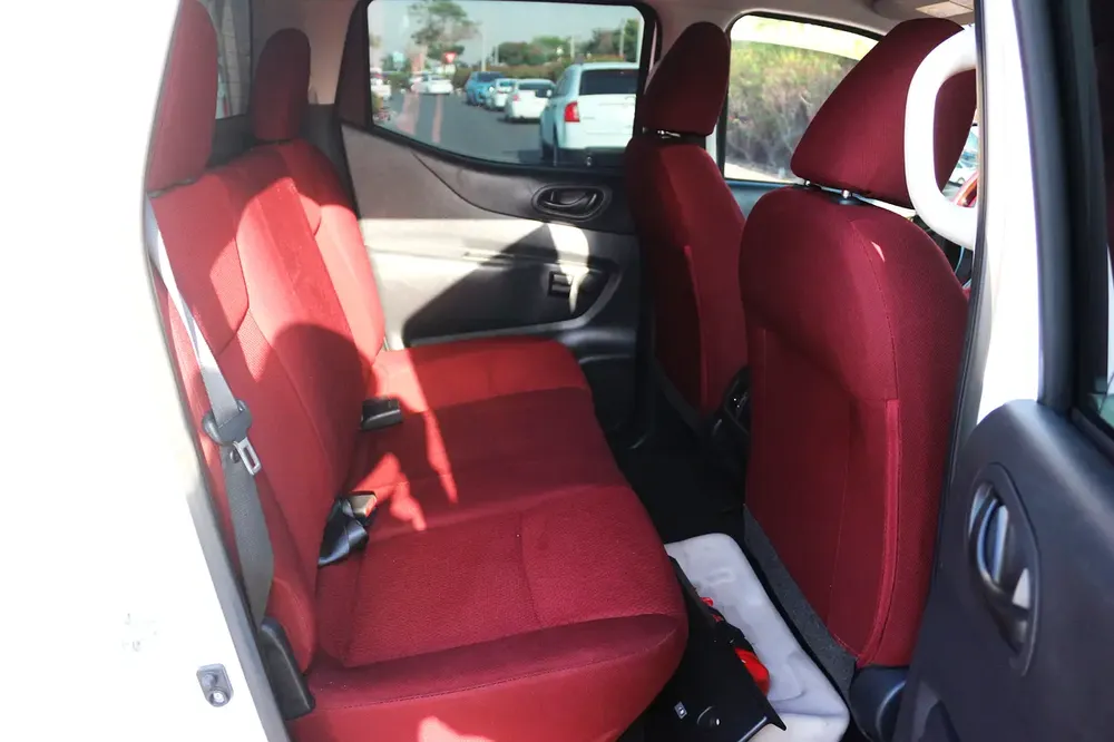 NISSAN NAVARA 2019 FULL AUTOMATC PETROL GCC - Image 11