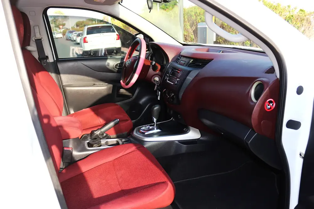 NISSAN NAVARA 2019 FULL AUTOMATC PETROL GCC - Image 13