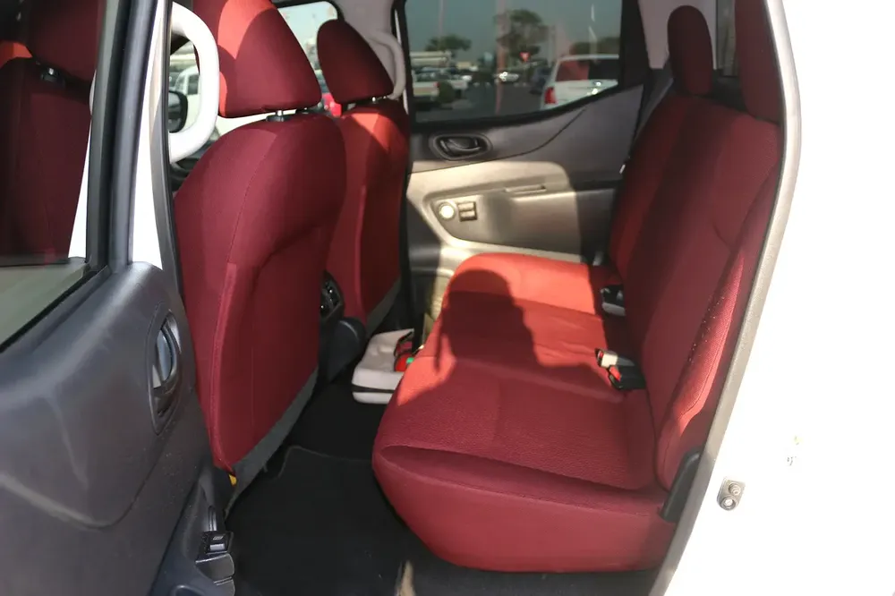 NISSAN NAVARA 2019 FULL AUTOMATC PETROL GCC - Image 15