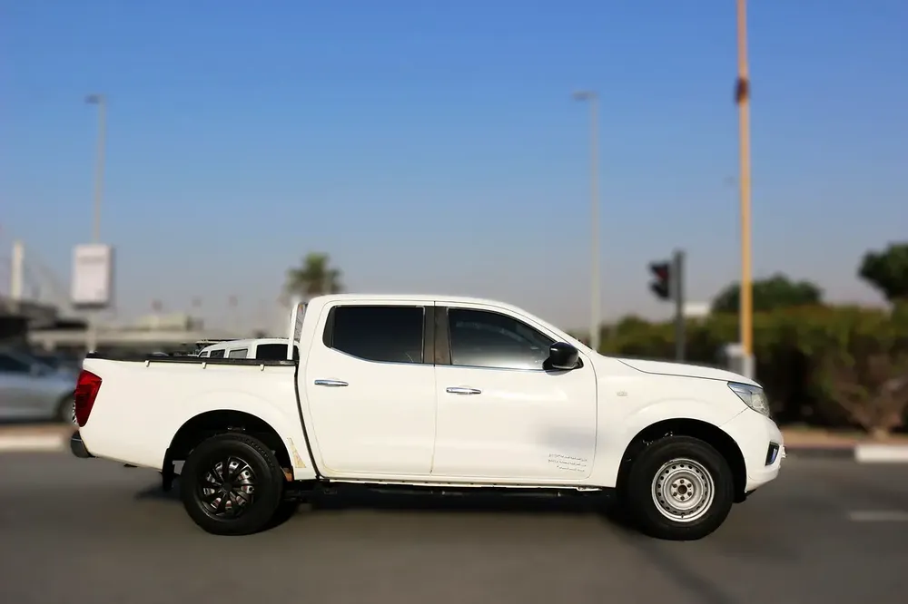 NISSAN NAVARA 2019 FULL AUTOMATC PETROL GCC - Image 4