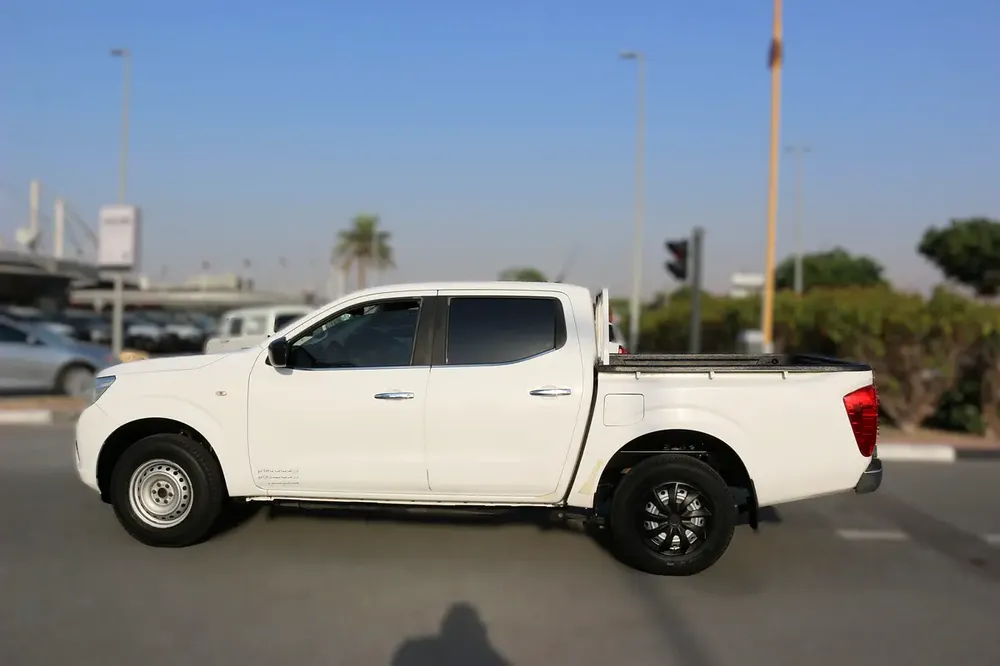 NISSAN NAVARA 2019 FULL AUTOMATC PETROL GCC - Image 9