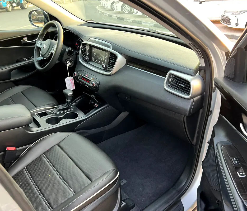 2019 Kia Sorento MidOption
-3.3L V6 - Rear Camera - Auto trunk - Leather Seat -  109000 mileage - Image 11