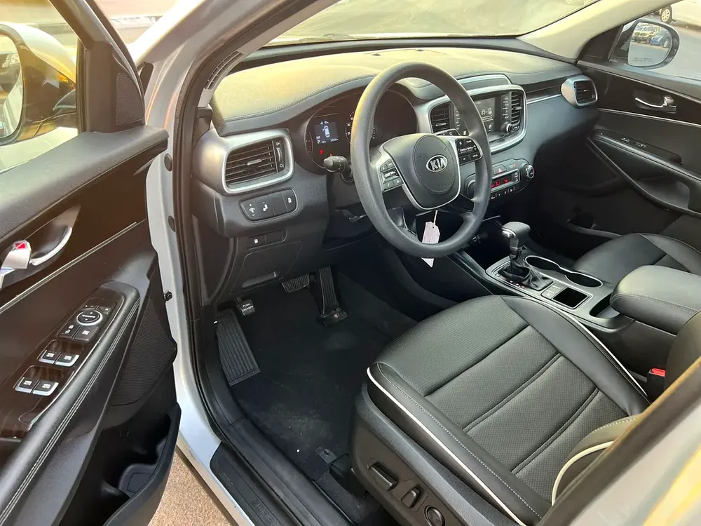 2019 Kia Sorento MidOption
-3.3L V6 - Rear Camera - Auto trunk - Leather Seat -  109000 mileage - Image 12
