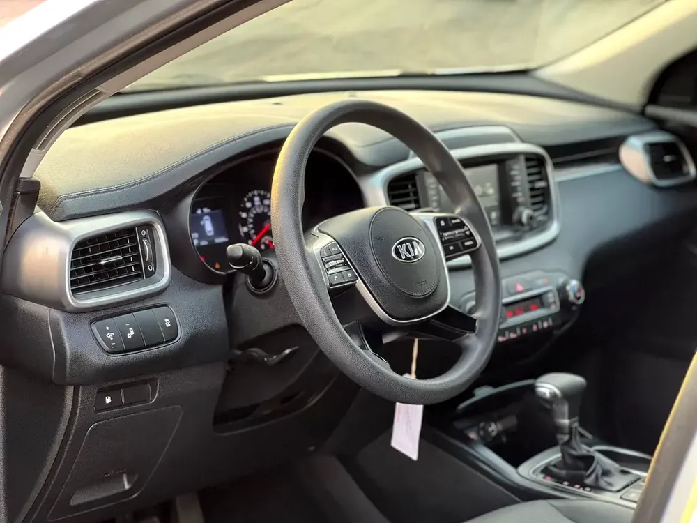 2019 Kia Sorento MidOption
-3.3L V6 - Rear Camera - Auto trunk - Leather Seat -  109000 mileage - Image 13