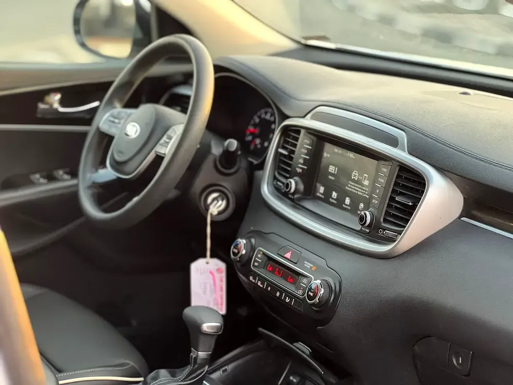 2019 Kia Sorento MidOption
-3.3L V6 - Rear Camera - Auto trunk - Leather Seat -  109000 mileage - Image 15