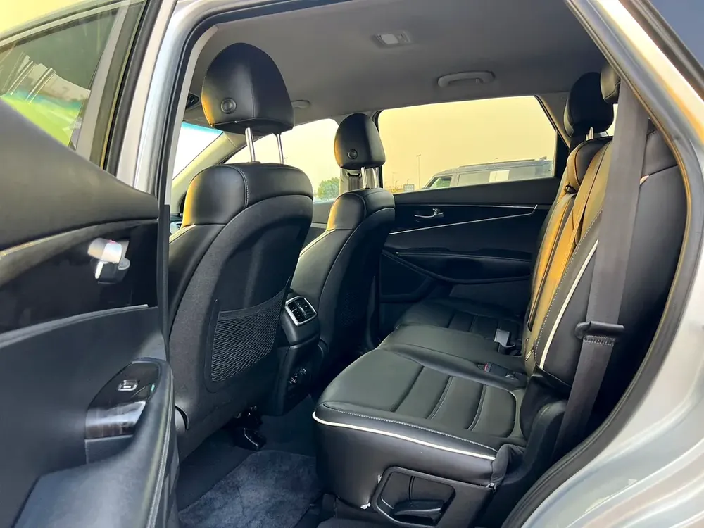 2019 Kia Sorento MidOption
-3.3L V6 - Rear Camera - Auto trunk - Leather Seat -  109000 mileage - Image 16