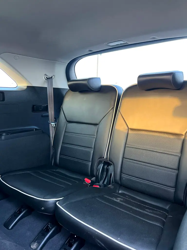 2019 Kia Sorento MidOption
-3.3L V6 - Rear Camera - Auto trunk - Leather Seat -  109000 mileage - Image 17