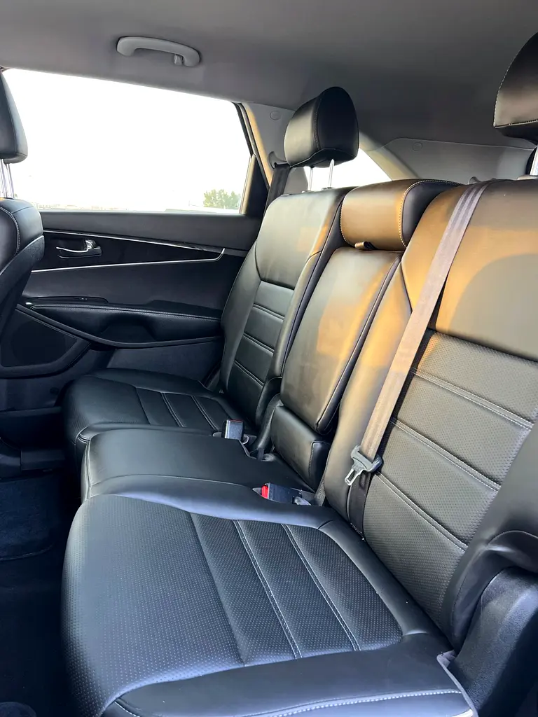 2019 Kia Sorento MidOption
-3.3L V6 - Rear Camera - Auto trunk - Leather Seat -  109000 mileage - Image 19