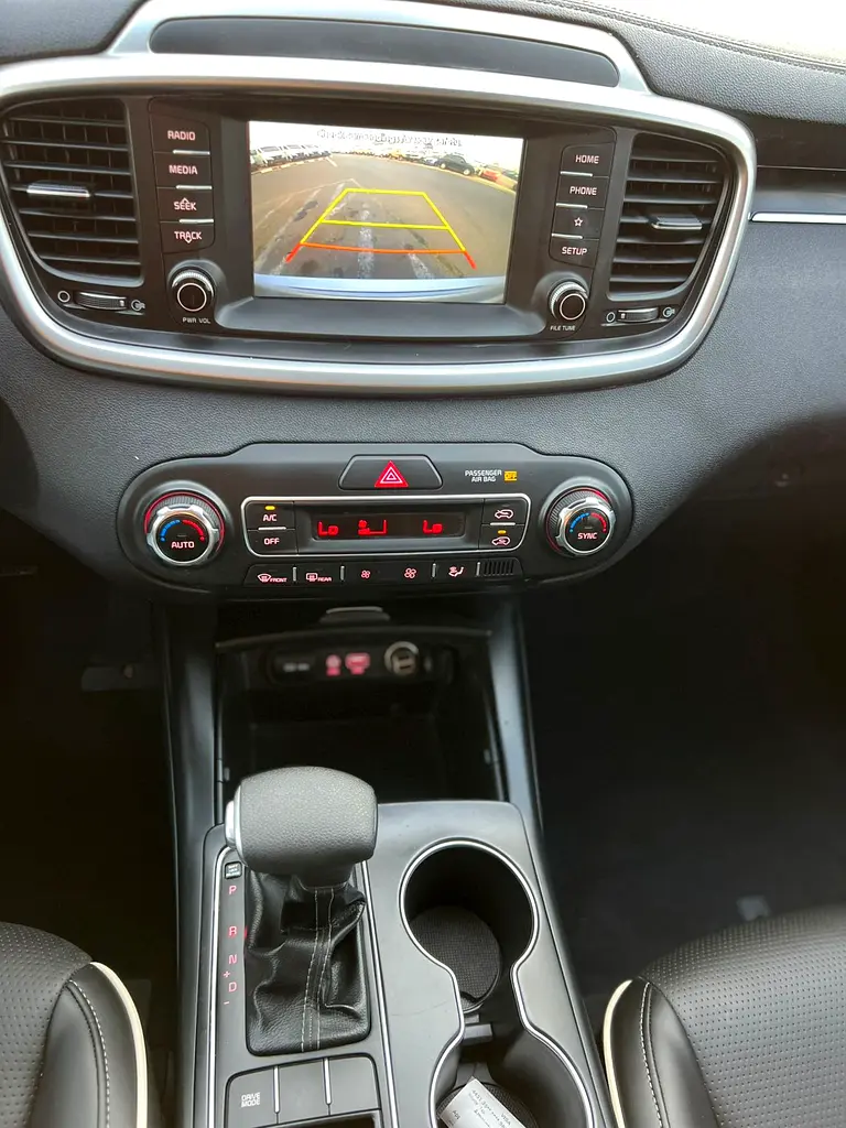 2019 Kia Sorento MidOption
-3.3L V6 - Rear Camera - Auto trunk - Leather Seat -  109000 mileage - Image 20