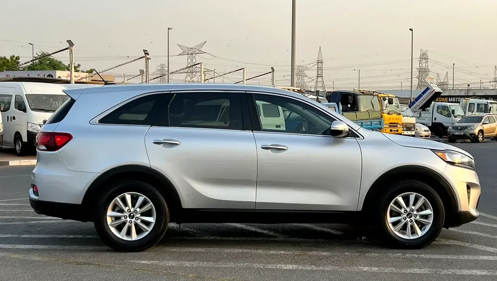 2019 Kia Sorento MidOption
-3.3L V6 - Rear Camera - Auto trunk - Leather Seat -  109000 mileage - Image 4