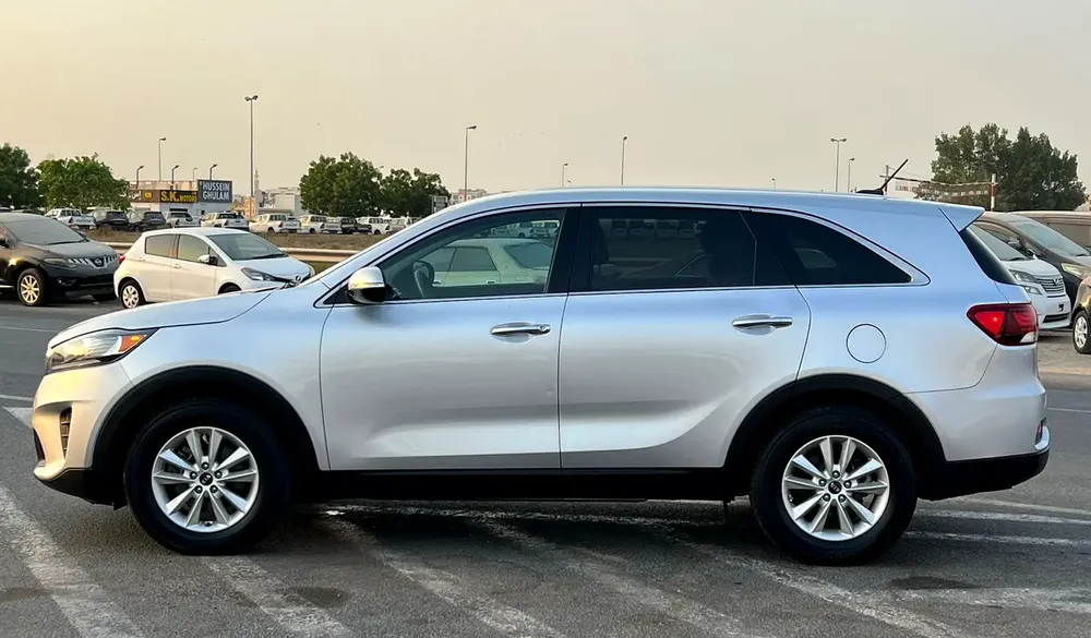 2019 Kia Sorento MidOption
-3.3L V6 - Rear Camera - Auto trunk - Leather Seat -  109000 mileage - Image 5