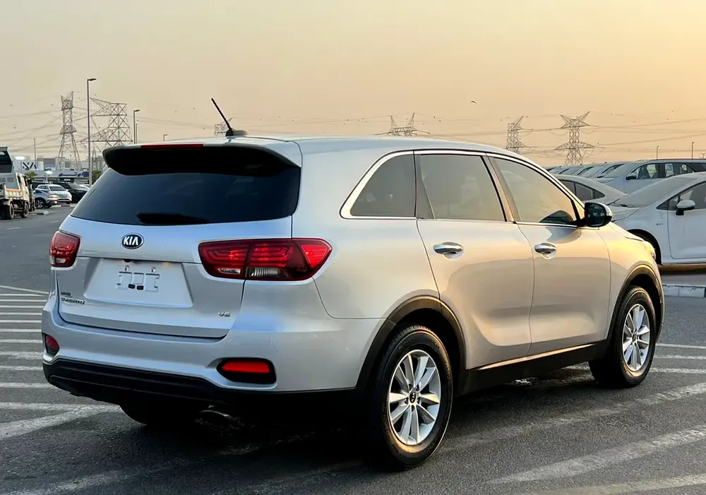 2019 Kia Sorento MidOption
-3.3L V6 - Rear Camera - Auto trunk - Leather Seat -  109000 mileage - Image 6