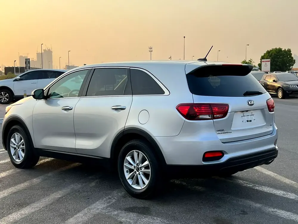 2019 Kia Sorento MidOption
-3.3L V6 - Rear Camera - Auto trunk - Leather Seat -  109000 mileage - Image 7