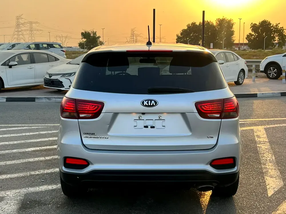 2019 Kia Sorento MidOption
-3.3L V6 - Rear Camera - Auto trunk - Leather Seat -  109000 mileage - Image 8