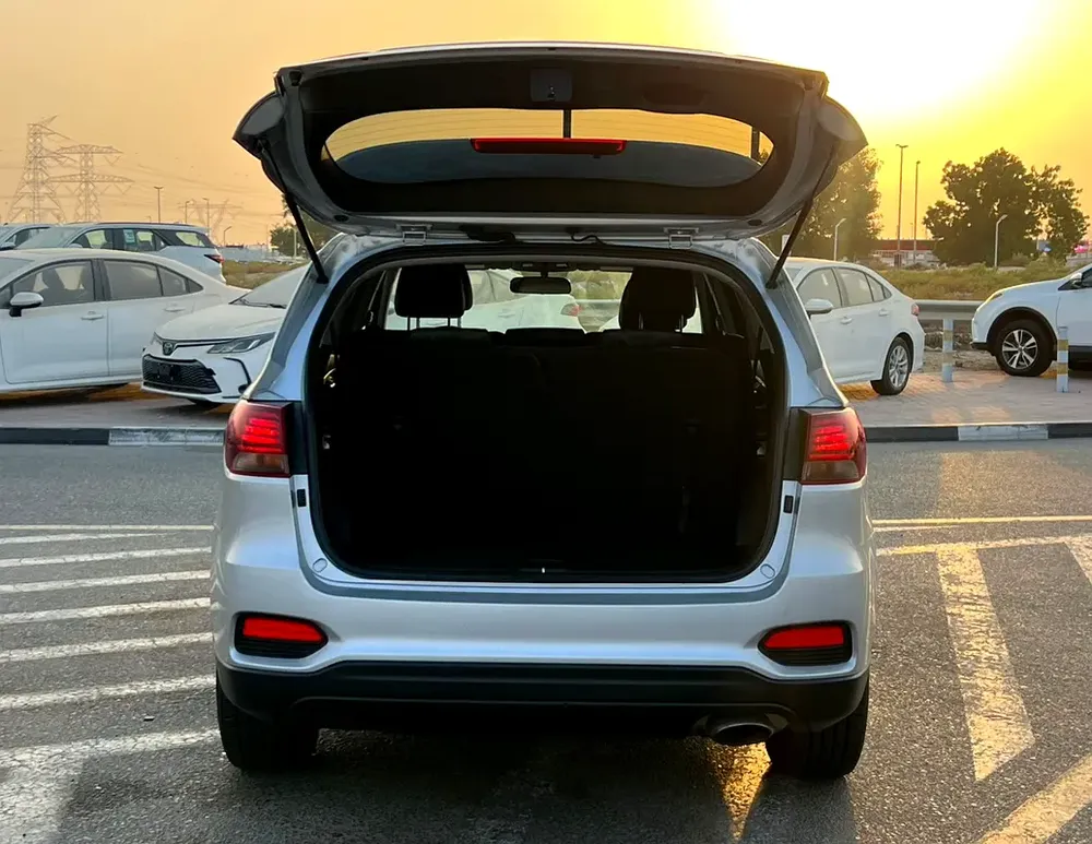 2019 Kia Sorento MidOption
-3.3L V6 - Rear Camera - Auto trunk - Leather Seat -  109000 mileage - Image 9