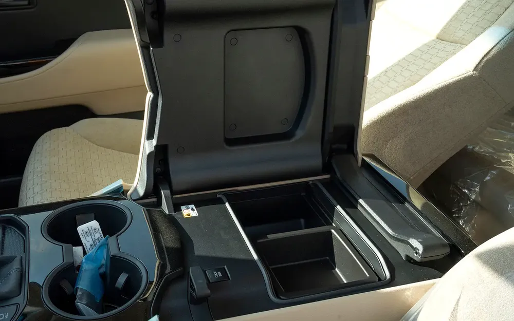 Toyota Land Cruiser GXR 3.5L petrol 2026 with sunroof and 360 camera - Image 14
