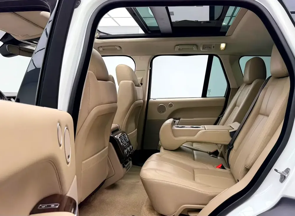 2017 Range Rover Vogue HSE Supercharged, Warranty, Full RR Service History, Fully Loaded, GCC - Image 17