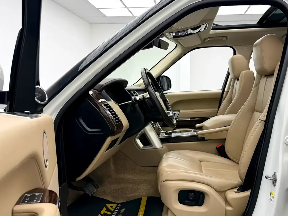 2017 Range Rover Vogue HSE Supercharged, Warranty, Full RR Service History, Fully Loaded, GCC - Image 8