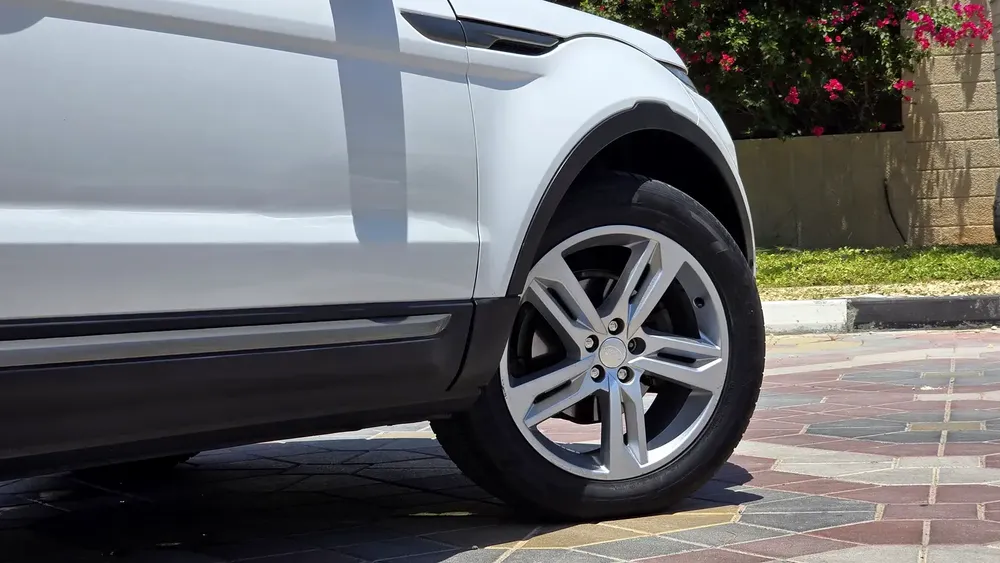 Land Rover Range Rover Evoque Prestige 2015 - GCC Specs - Excellent Condition - Image 8