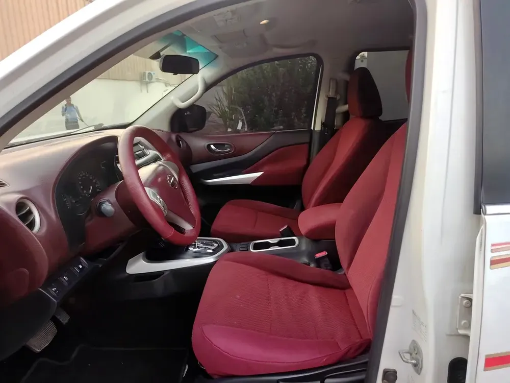Nissan Navara 4x4 automatic gear 2017 SE GCC Specs - Image 10