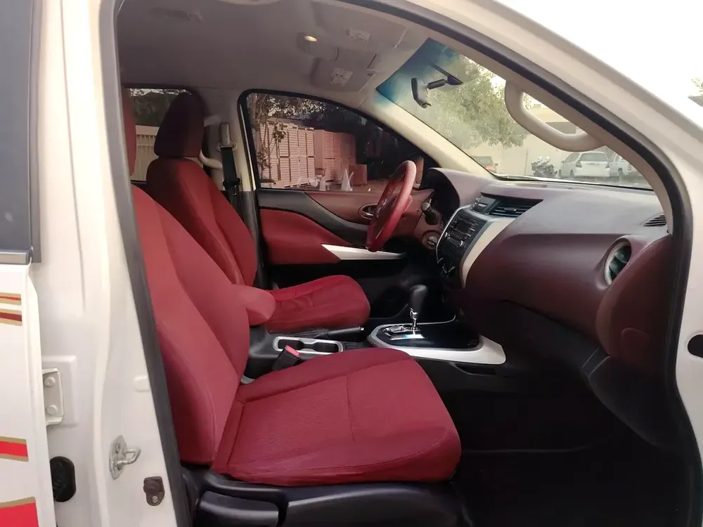 Nissan Navara 4x4 automatic gear 2017 SE GCC Specs - Image 11