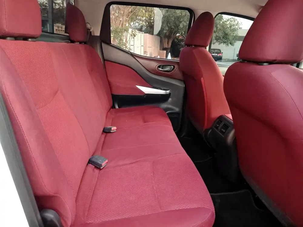 Nissan Navara 4x4 automatic gear 2017 SE GCC Specs - Image 12
