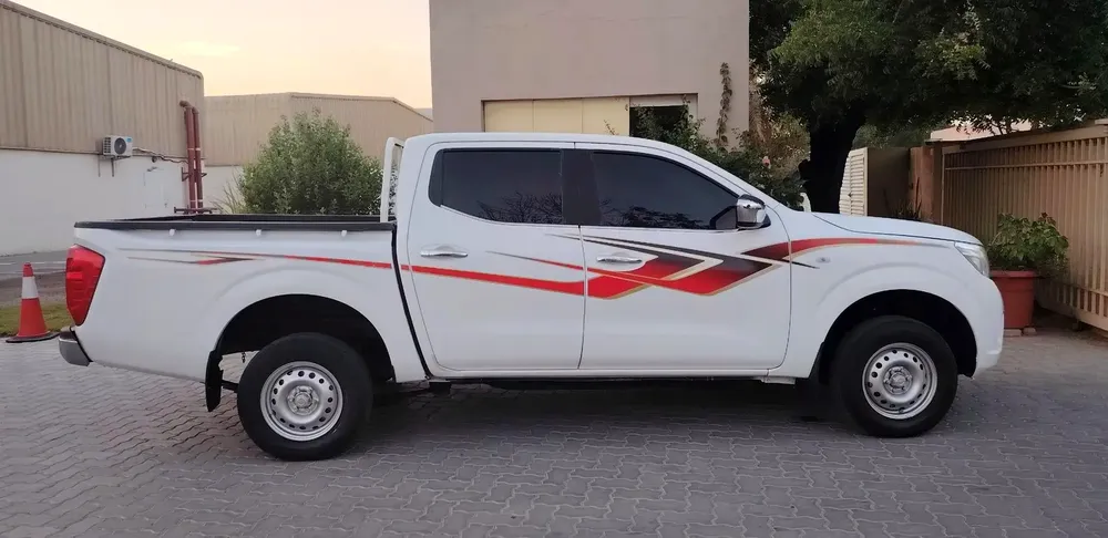 Nissan Navara 4x4 automatic gear 2017 SE GCC Specs - Image 4