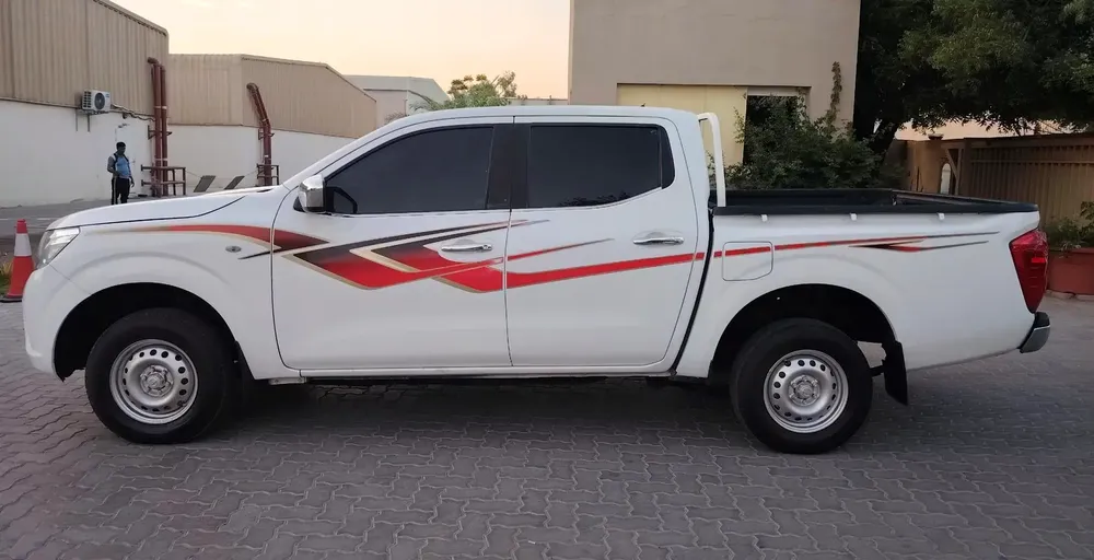 Nissan Navara 4x4 automatic gear 2017 SE GCC Specs - Image 5