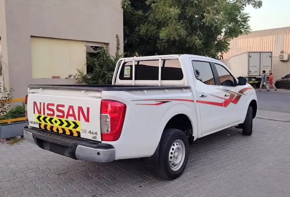 Nissan Navara 4x4 automatic gear 2017 SE GCC Specs - Image 6