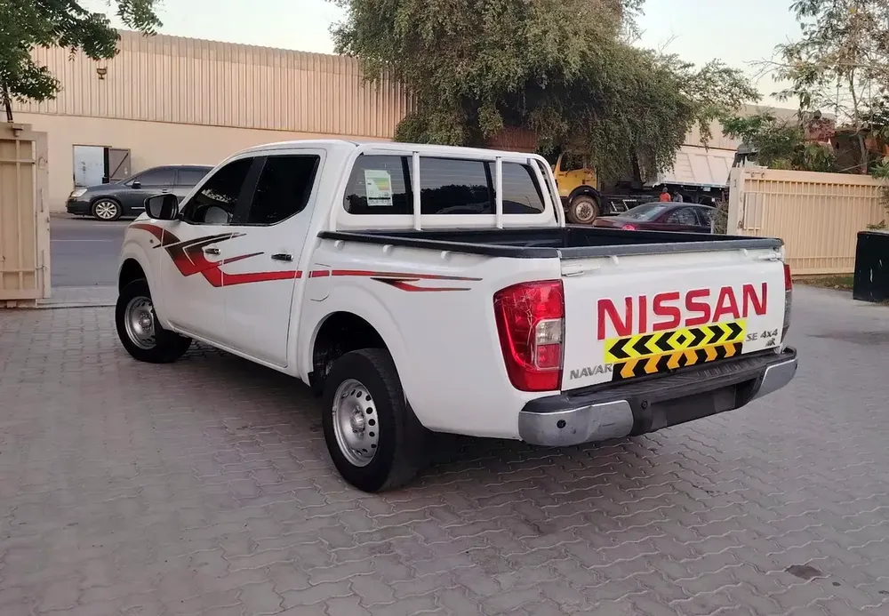 Nissan Navara 4x4 automatic gear 2017 SE GCC Specs - Image 7