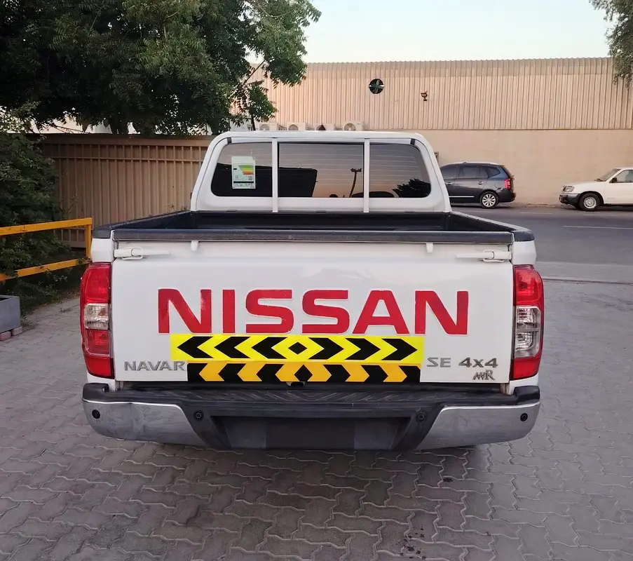 Nissan Navara 4x4 automatic gear 2017 SE GCC Specs - Image 8