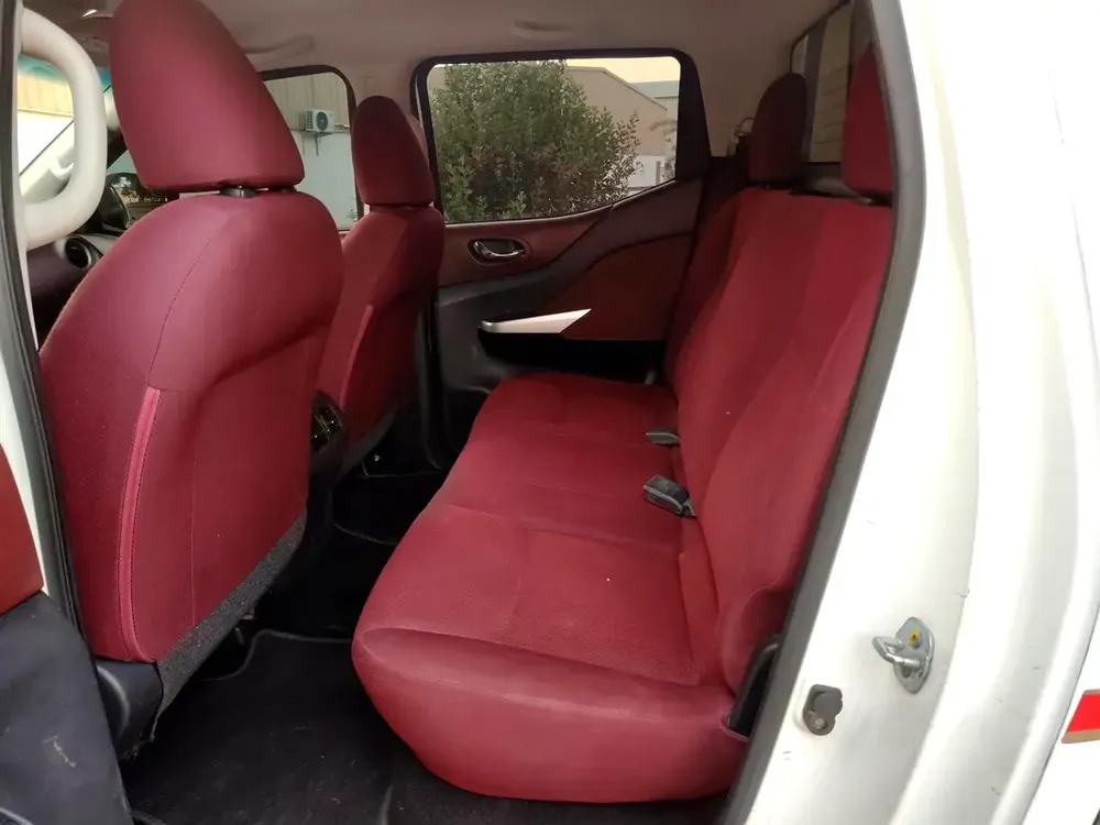 Nissan Navara 4x4 automatic gear 2017 SE GCC Specs - Image 9