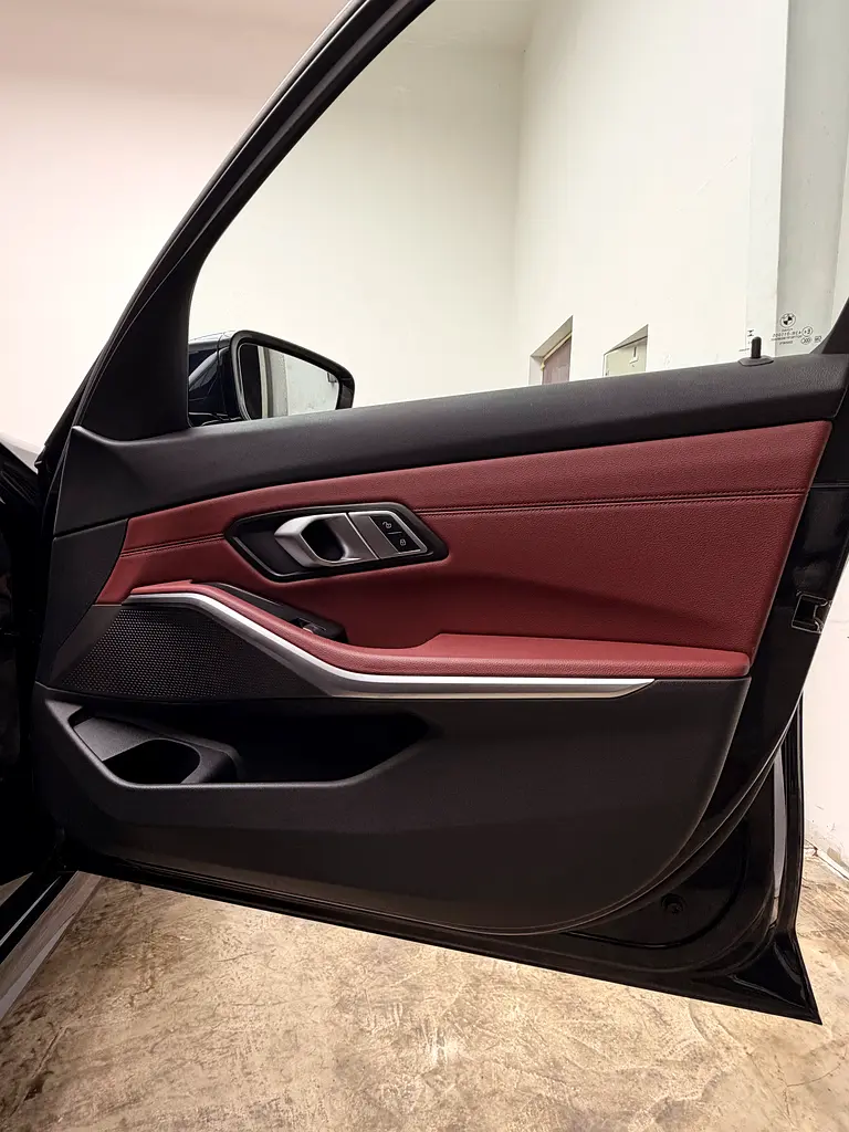 BMW 320i xDrive 2023 - GCC Resale-Chinese Specs - Image 14