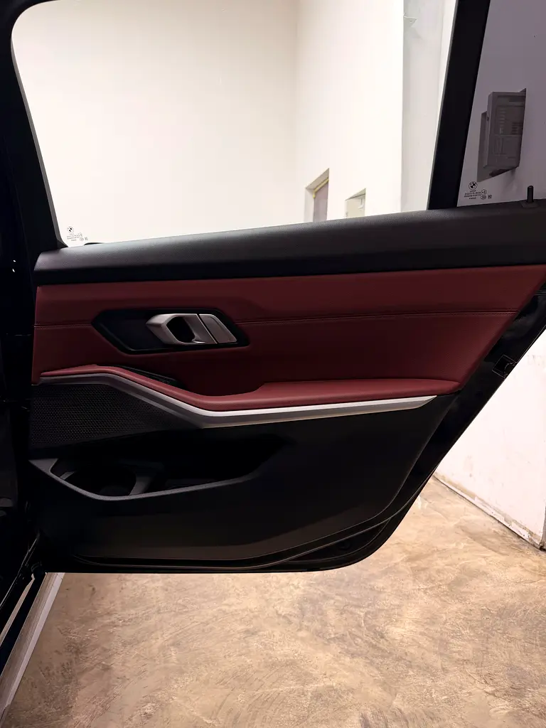 BMW 320i xDrive 2023 - GCC Resale-Chinese Specs - Image 15