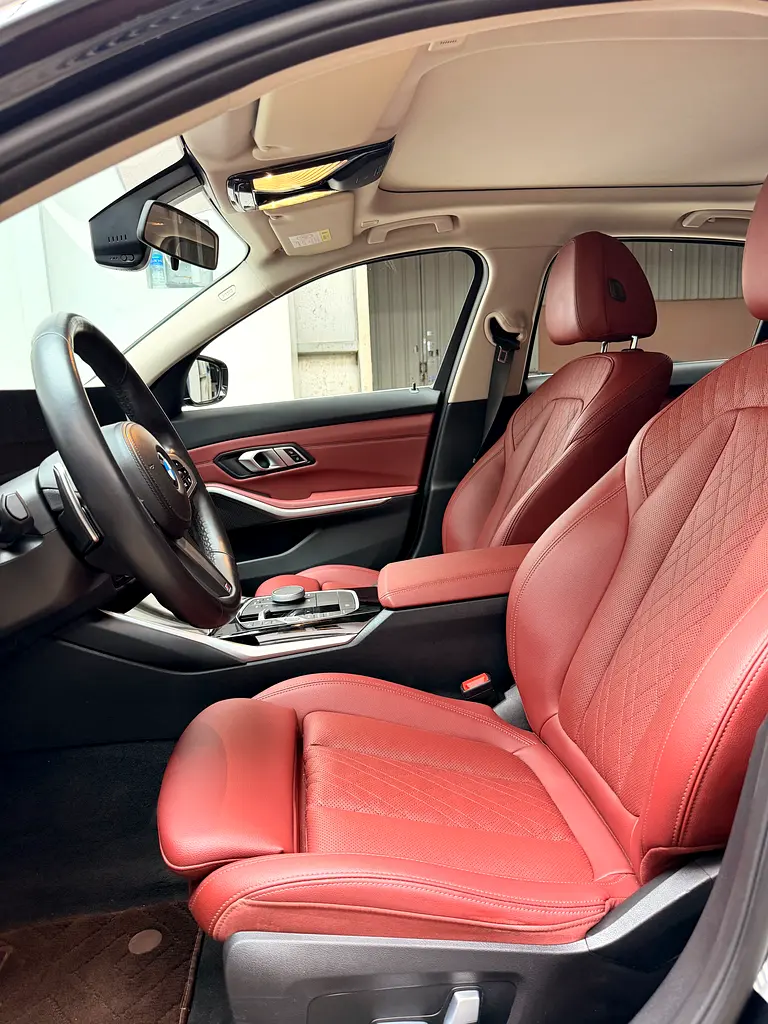 BMW 320i xDrive 2023 - GCC Resale-Chinese Specs - Image 17