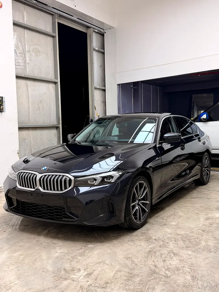 BMW 320i xDrive 2023 - GCC Resale-Chinese Specs - Image 4