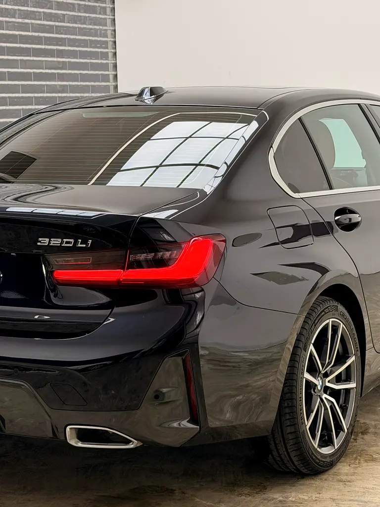 BMW 320i xDrive 2023 - GCC Resale-Chinese Specs - Image 9