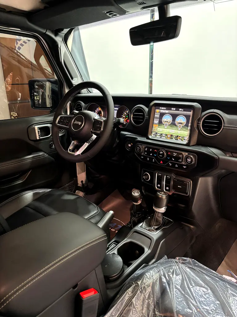 Jeep Wrangler Sahara Sport - Image 14