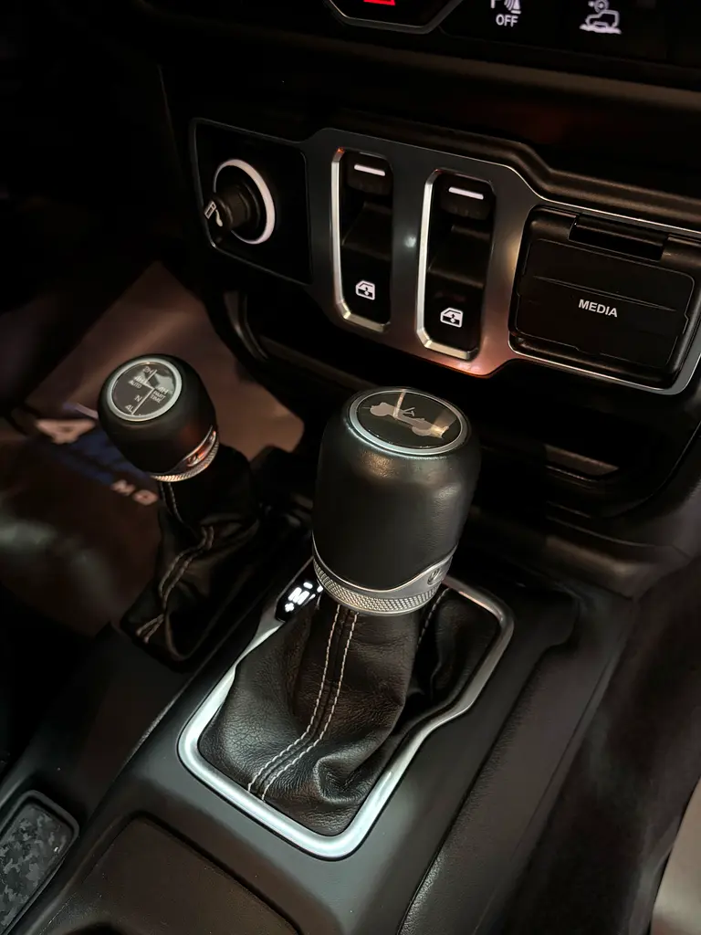 Jeep Wrangler Sahara Sport - Image 15