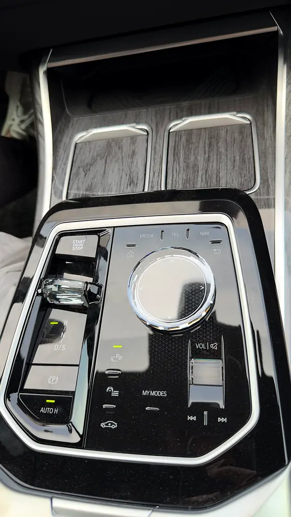 BMW 735i Pure Excellence with automatic doors and 5 years service and warranty - Image 7