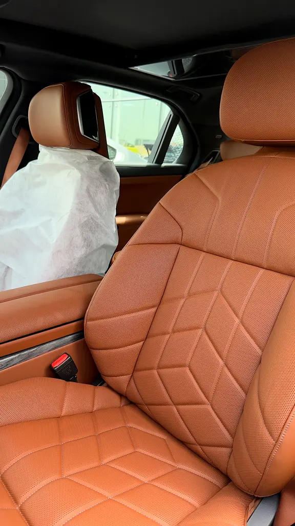 BMW 735i Pure Excellence with automatic doors and 5 years service and warranty - Image 9