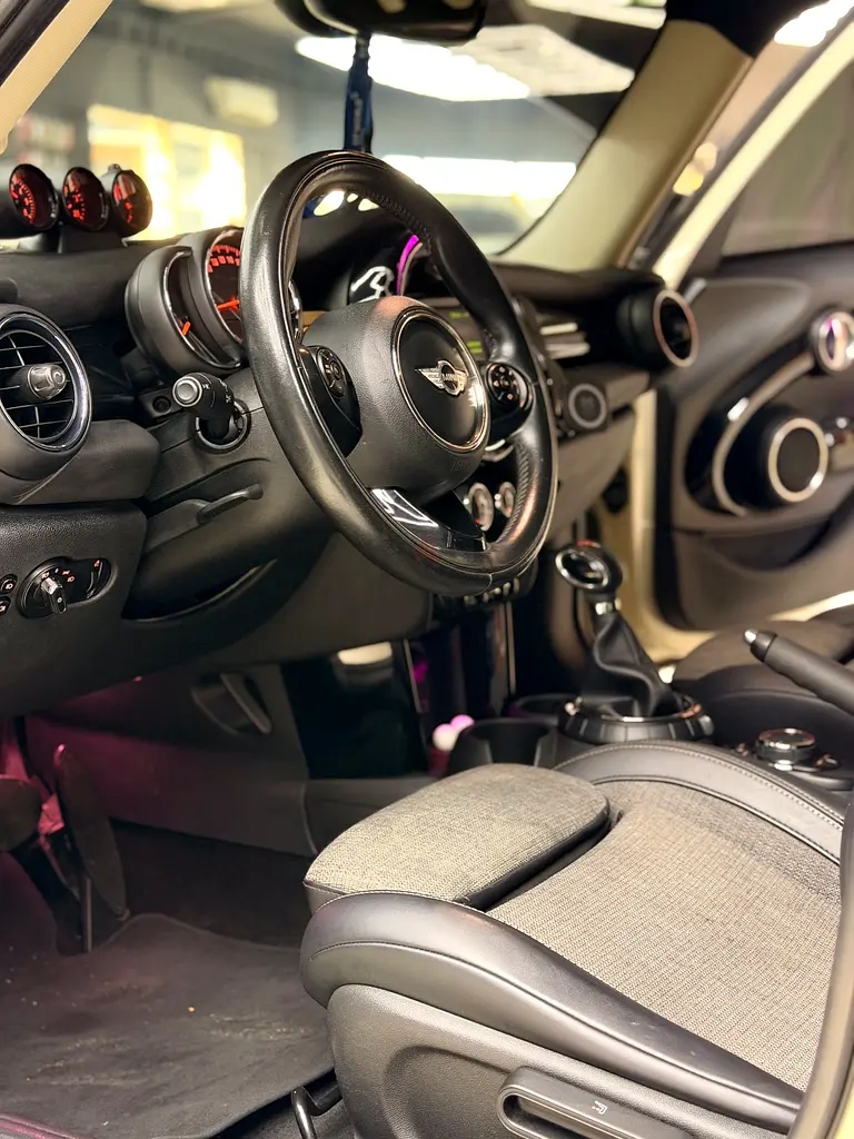 MINI Cooper 2017 GCC Specs - Well Maintained - Image 4
