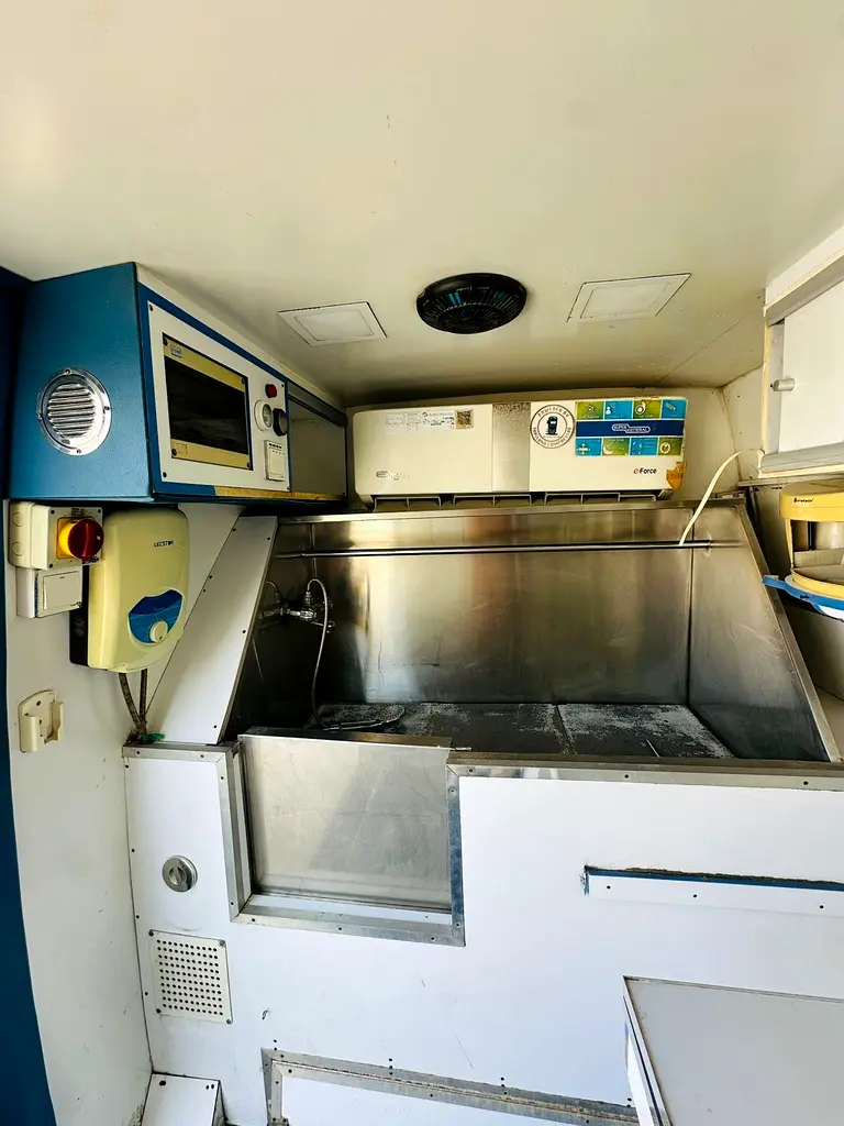 Mercedes Benz Sprinter 2016 Caravan Pet Grooming - Image 4