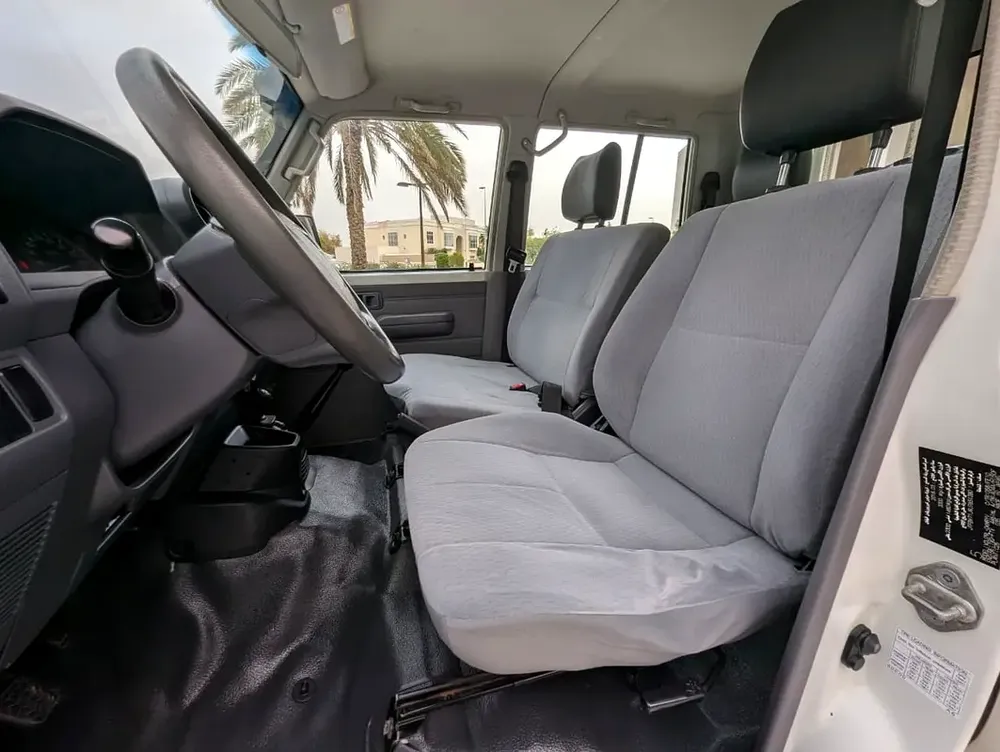 2018 Toyota Land Cruiser 70 Series LC 79 LX - GCC Specs - Image 4