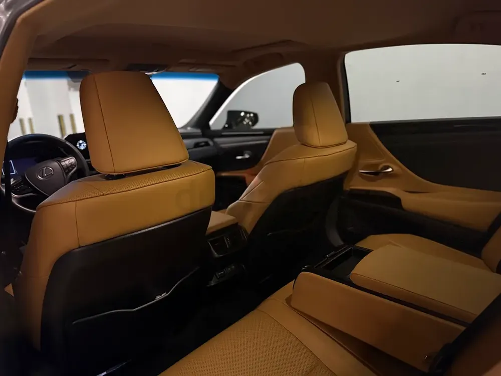 Lexus ES 300h 2023 - Image 10