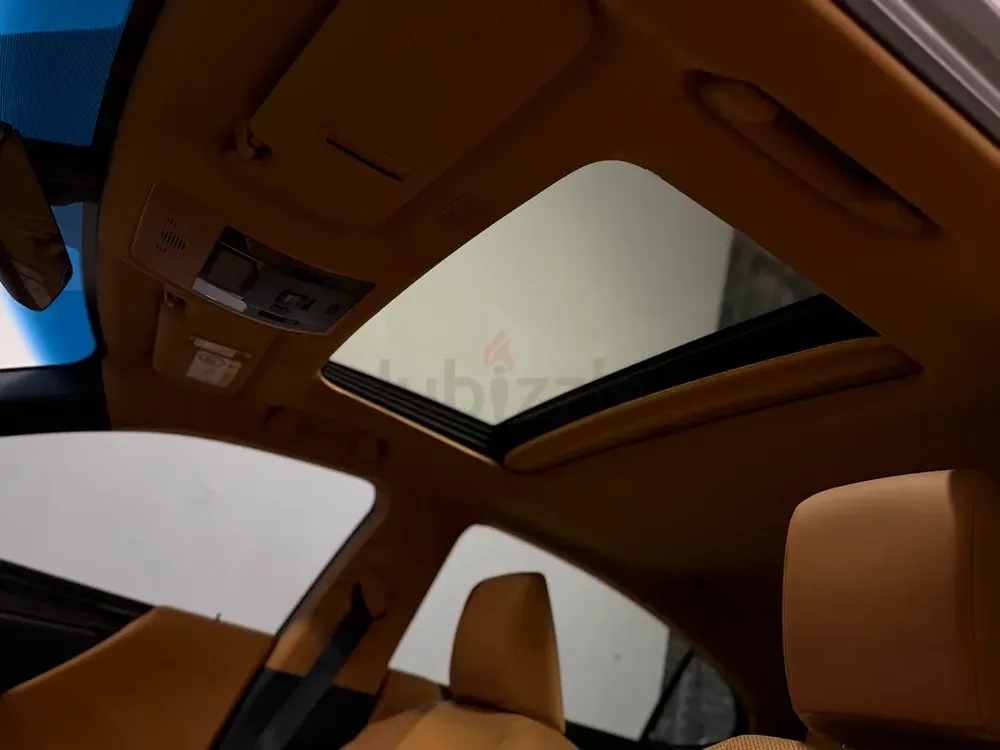 Lexus ES 300h 2023 - Image 12