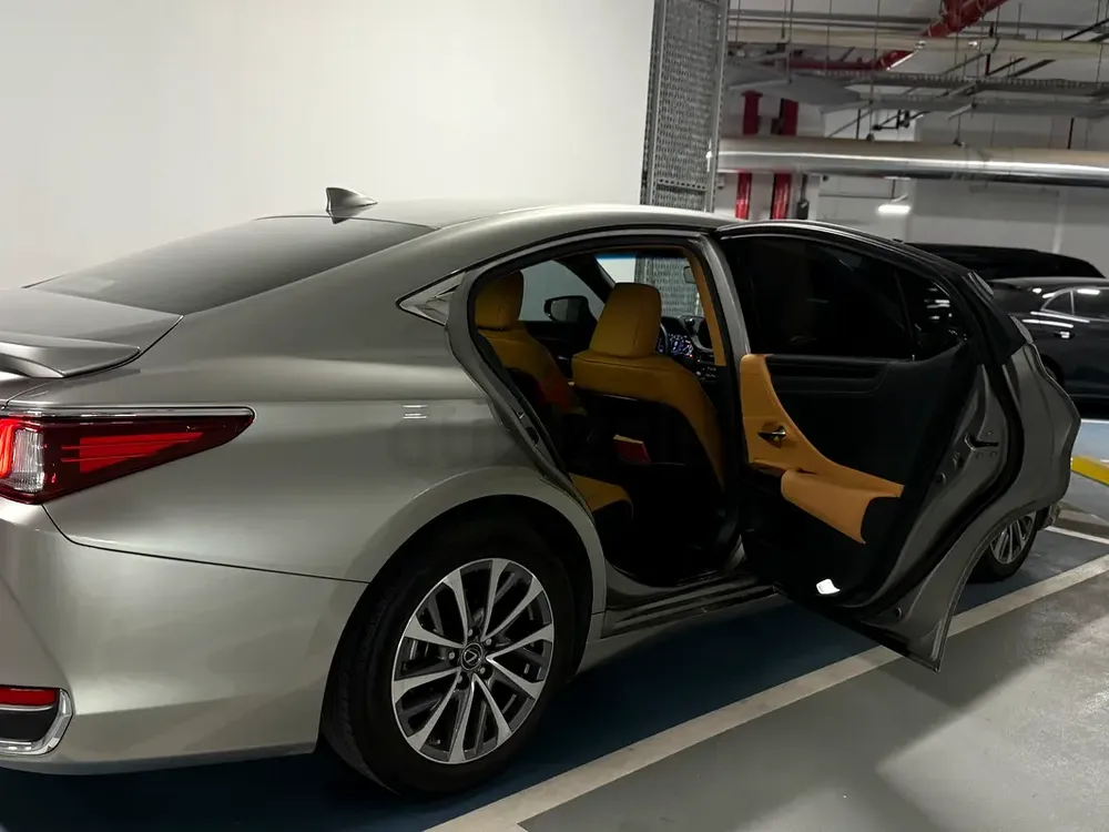 Lexus ES 300h 2023 - Image 13