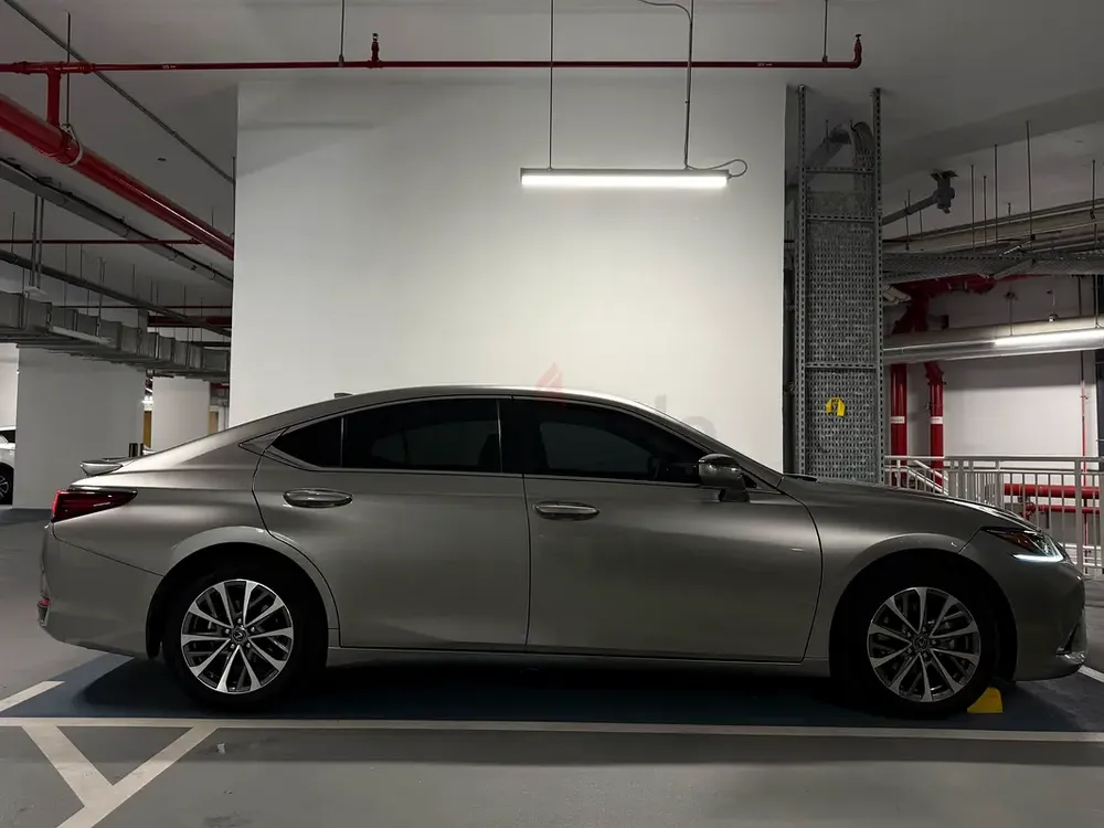 Lexus ES 300h 2023 - Image 4